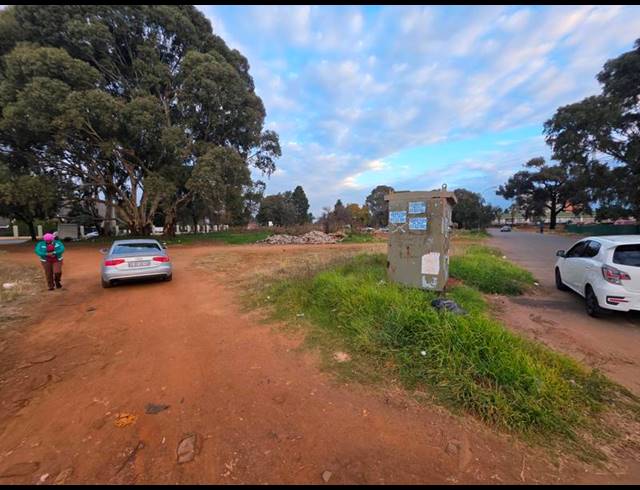 LAND FOR SALE IN RHODESFIELD